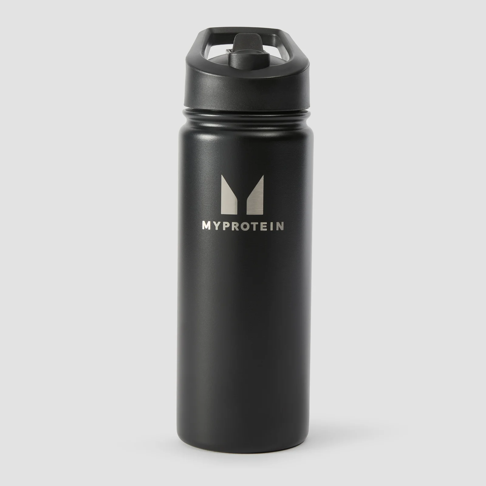 Recyklovaná kovová fľaša Myprotein so slamkou, výklopným viečkom a objemom 500 ml – čierna Obrázok 1