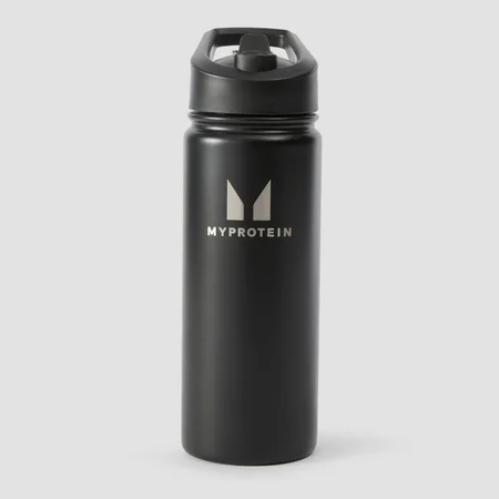 Recyklovaná kovová fľaša Myprotein so slamkou, výklopným viečkom a objemom 500 ml – čierna