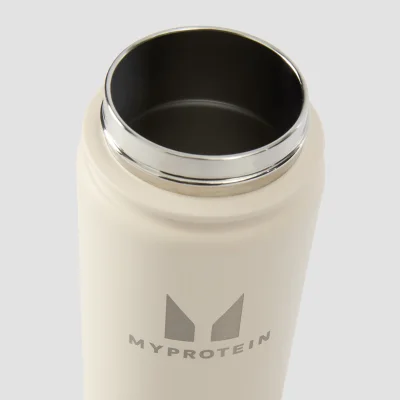Recyklovaná kovová fľaša Myprotein so slamkou, výklopným viečkom a objemom 500 ml – smotanová Obrázok 6